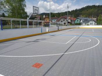 Multifunkční hřiště s ledovou plochou